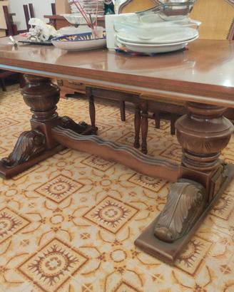 Tavolo in legno 6 posti con sedie in velluto 