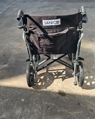 Carrozzina per invalidi.