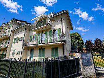 ROVELLASCA: Trilocale con box e balcone in centro