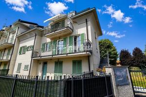 ROVELLASCA: Trilocale con box e balcone in centro