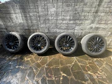 Gomme invernali 235 55R 19 105V montate su cerchi