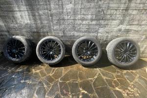 Gomme invernali 235 55R 19 105V montate su cerchi