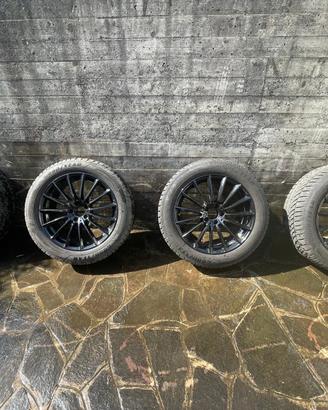 Gomme invernali 235 55R 19 105V montate su cerchi