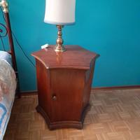 comodino stile classico base esagonale color noce