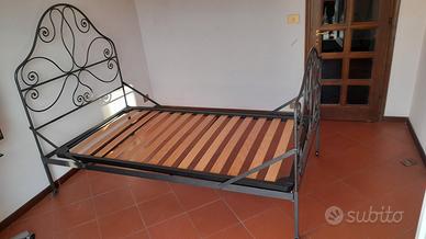 letto antico in ferro battuto con ruote 