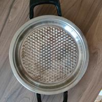 bistecchiera e piastra AMC con oggettistica 