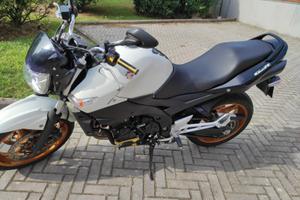 Moto SUZUKI GSR 600 con scarico Ghost