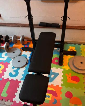 panca con 120 kg di dischi