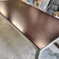 tavolo in legno scuro