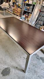 tavolo in legno scuro