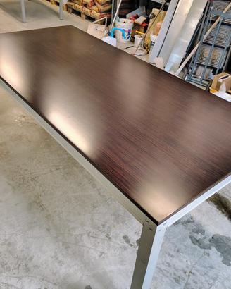 tavolo in legno scuro