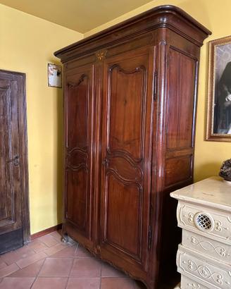 Armadio in noce massello fine 700 restaurato