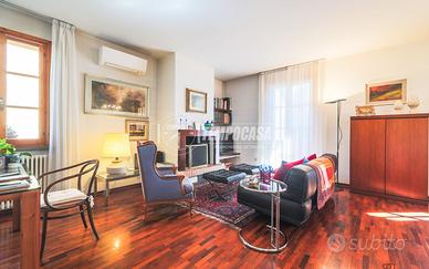 CASA ABBINATA CON TERRAZZI, GIARDINO E GARAGE