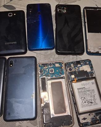  telefoni di varie marche...