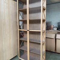 Scaffali in legno con ante in metallo forato