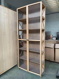 Scaffali in legno con ante in metallo forato
