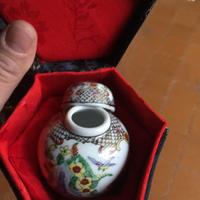 Scatola cinese con vasetto cinese al interno