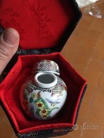 Scatola cinese con vasetto cinese al interno