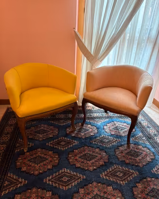 Coppia di poltroncine vintage in legno intagliato
