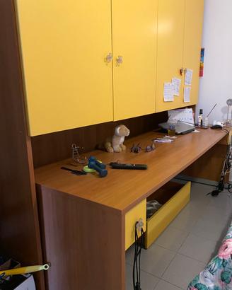 Armadio a ponte con scrivania e cassettone su ruot