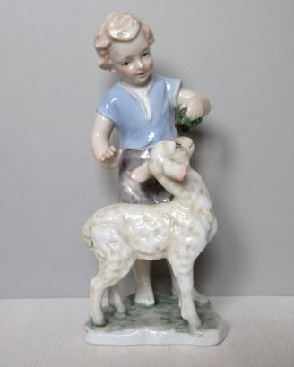 Statuetta in porcellana Bambino e pecora. H 17cm