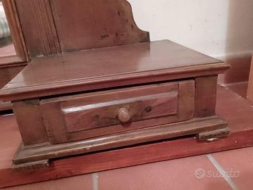 Specchio con cornice di legno