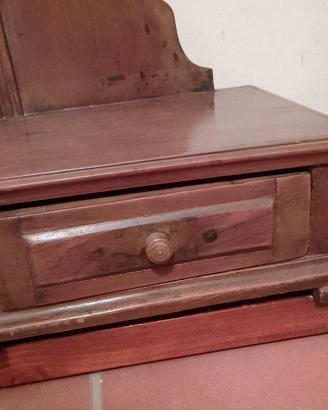 Specchio con cornice di legno