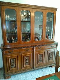 Grande credenza con vetrina in legno stile classic