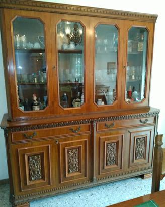 Grande credenza con vetrina in legno stile classic