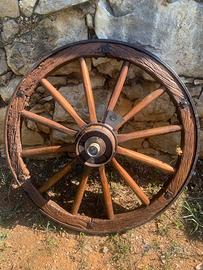 Ruota di carro antica