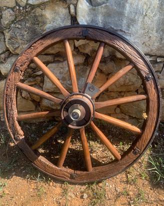 Ruota di carro antica