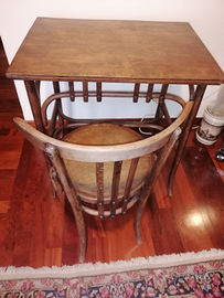 Tavolino e poltroncina in legno