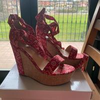 Sandalo con lacci in tessuto e zeppa