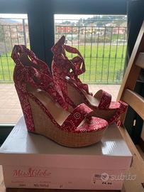 Sandalo con lacci in tessuto e zeppa