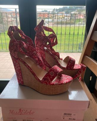 Sandalo con lacci in tessuto e zeppa