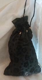 Sacco borsa con fiori e perline e ciò che contiene