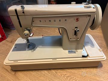 Macchina da cucire Singer con valigia