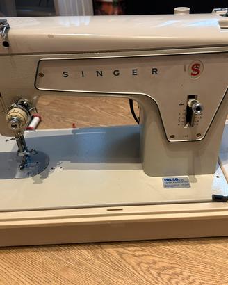 Macchina da cucire Singer con valigia