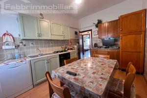 Trilocale con due cantine a 100 m dal mare
