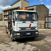 Iveco Eurocargo 150E23 con gru