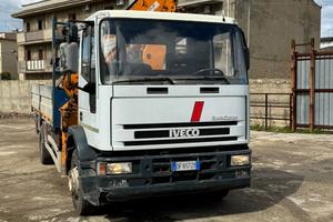 Iveco Eurocargo 150E23 con gru