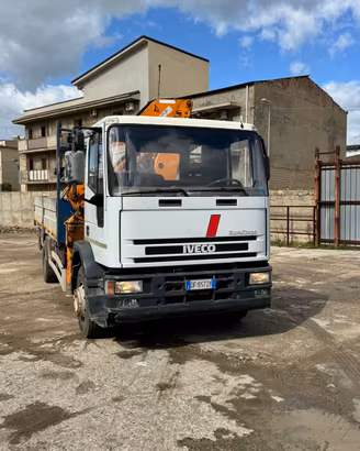 Iveco Eurocargo 150E23 con gru Cassone Fisso