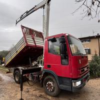 Autocarro Iveco 80-170 con gru e triribaltabile