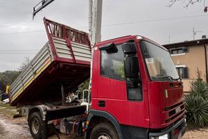 Autocarro Iveco 80-170 con gru e triribaltabile