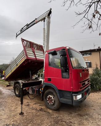 Autocarro Iveco 80-170 con gru e triribaltabile