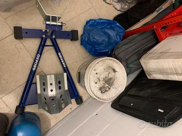 Supporto blocca ruota per moto