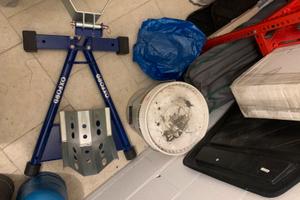 Supporto blocca ruota per moto