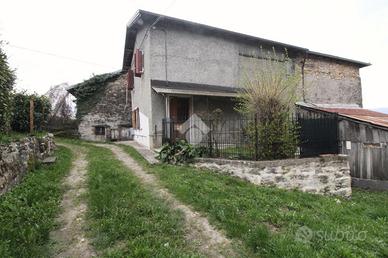 CASA SEMINDIPENDENTE A CORNIGLIO