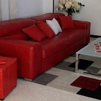 divano rosso in pelle