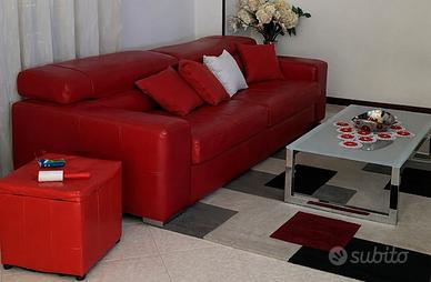 divano rosso in pelle